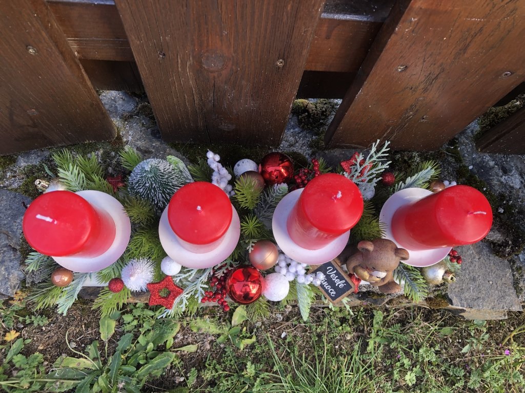 Adventní svícen červený s medvídkem led